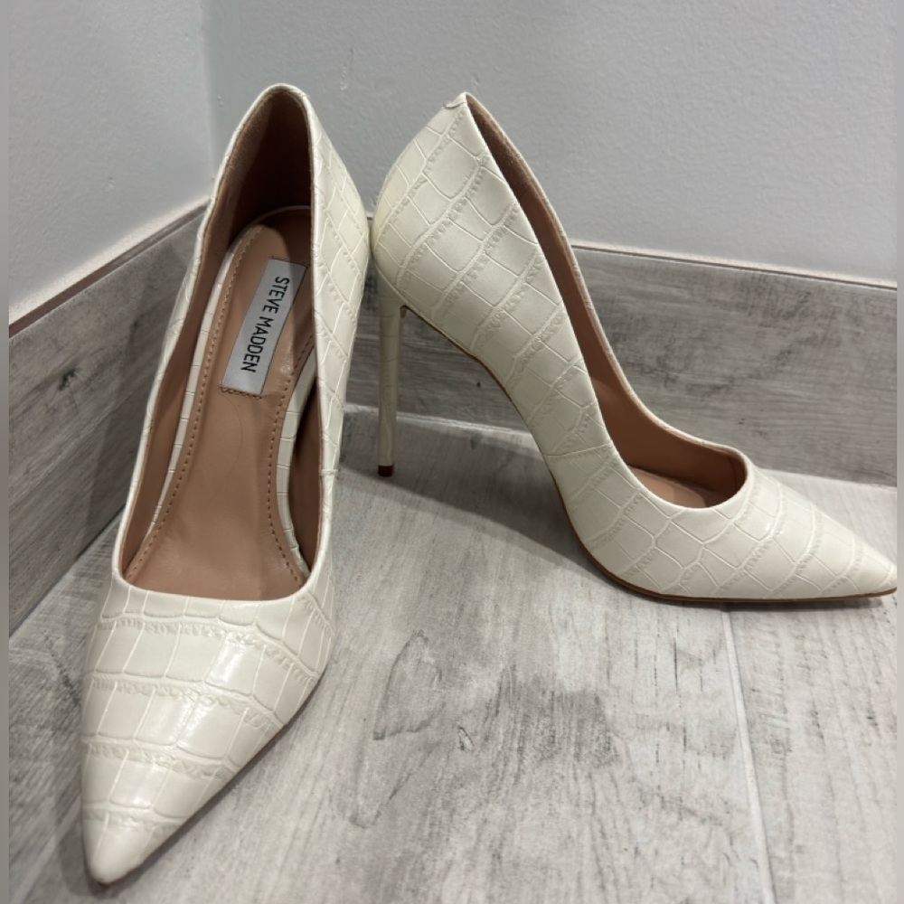 Steve Madden White Snakeskin Pumps